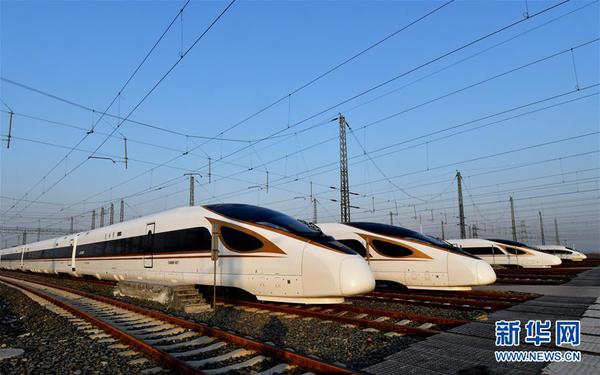 这是12月27日拍摄的停靠在天津动车客车段动车运用所的“复兴号”列车。从铁路部门了解到，全国铁路将于12月28日起实施新的列车运行图。