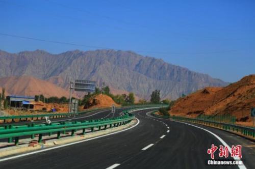 资料图：青海循隆高速公路建成通车，青海循化撒拉族自治县结束了没有高速公路的历史。 韩龙 摄