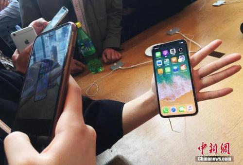 在上海南京东路的一家苹果直营店内，民众在拍摄iphoneX手机殷立勤 摄