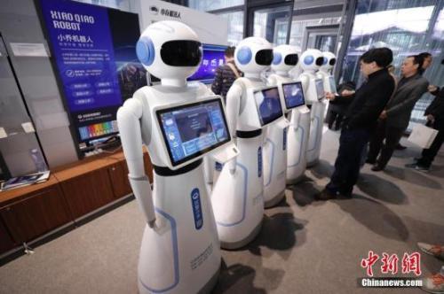 图为民众体验人工智能机器人。<a target='_blank' href='http://www.chinanews.com/'>中新社</a>记者 杜洋 摄