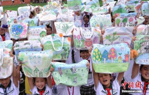 资料图：小学生手绘环保袋呼吁环保。 陈超 摄 