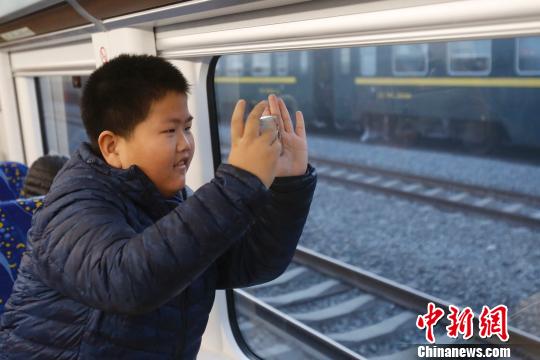 12月31日，北京市郊铁路城市副中心线、怀柔-密云线正式开通运营。图为乘客在北京市郊铁路城市副中心线“京通号”上拍照。　韩海丹 摄