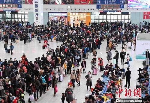 12月30日，出行的旅客在福州火车北站排队候车。<a target='_blank' href='http://www.chinanews.com/'>中新社</a>记者 张斌 摄