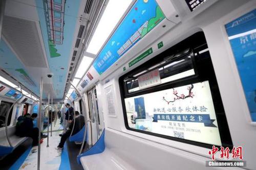 12月30日，北京地铁燕房线开通试运行，这是中国第一条具有完全自主知识产权的轨道交通全自动运行系统，燕房线位于北京房山区，本次开通线路包括14.4公里高架线路、9座车站，设计时速为80公里。当日，北京轨道交通燕房线、S1线、西郊线开通试运行。目前，北京轨道交通运营线路共22条、总里程608公里、车站370座。<a target='_blank' href='http://www.chinanews.com/'>中新社</a>记者 张宇 摄