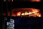 英国利物浦多层停车场起火 汽车被烧成空壳