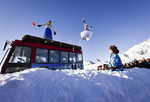 新疆举行首届禾木国际泼雪节