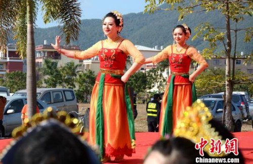 东南亚风情歌舞表演。　张金川　摄