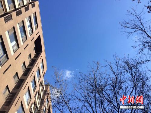 2017年12月7日，北京空气质量较好，图为北京丰台区某小区拍到的蓝天。<a target='_blank' href='http://www.chinanews.com/' >中新网</a> 邱宇 摄