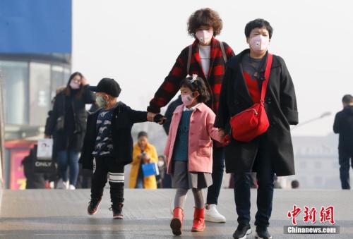 2016年12月19日，北京被雾霾笼罩，民众戴防雾霾口罩出行。 <a target='_blank' href='http://www.chinanews.com/'>中新社</a>记者 杜洋 摄
