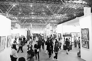 上海各式艺术博览会已经成为上海市民一项重要的文化活动，同时也吸引着世界各地藏家前来购藏艺术品。