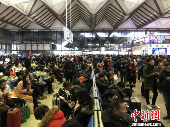 2018年首雪降临长三角沪宁线近50趟车被迫停运