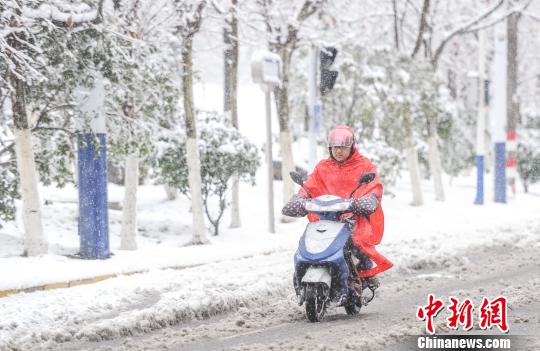 中央气象台继续发布暴雪橙色预警：安徽江苏局地大暴雪