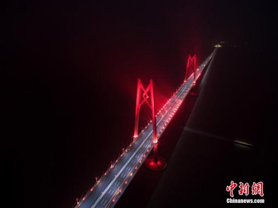 12月31日晚，港珠澳大桥全线亮灯。<a target='_blank' href='http://www.chinanews.com/'>中新社</a>记者 廖树培 摄