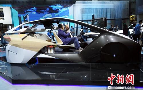 在上海举行的2017年亚洲消费电子展上，一款无人驾驶概念车的亮相吸引了众多参观者的目光。<a target='_blank' href='http://www.chinanews.com/'>中新社</a>记者 汤彦俊 摄
