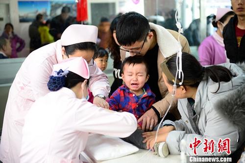 资料图：流感高发期，多家医院的流感儿童患者增多。<a target='_blank' href='http://www.chinanews.com/'>中新社</a>记者 刘文华 摄