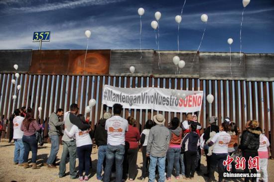 据美国媒体报道，参与《梦想法案》的80万年轻无证移民，他们中的一些人星期天来到美墨边境 参加“让梦想继续”活动，与边境另一侧的家人隔着围栏团聚。活动的发起方是“边境梦想者联盟（Border Dreamers Alliance）”。