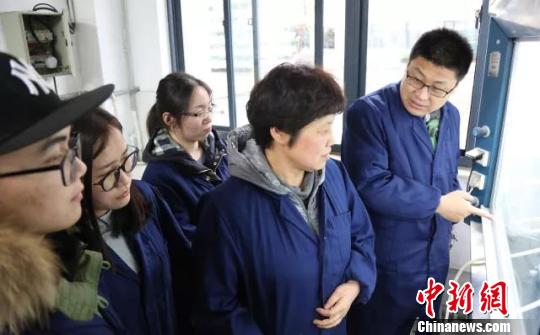 陈惠芳教授带领团队开展研究。 受访者供图。