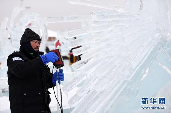 参赛的冰雕选手在进行作品创作（1月7日摄）。