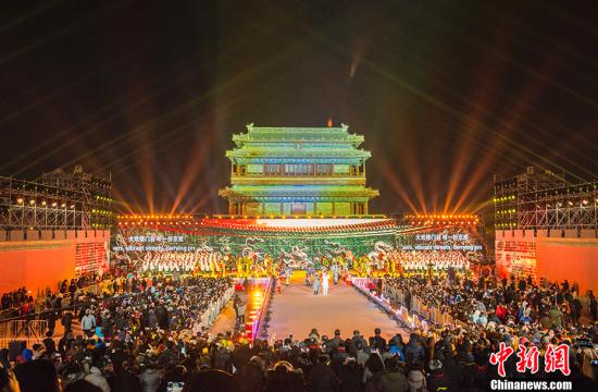 2018年1月1日，2018北京新年倒计时活动暨北京冰雪文化旅游节开幕式在北京永定门南广场举行。多国驻华使节、首都各行业的“北京榜样”、北京旅游行业代表、中外游客、学生和市民代表共一千余人共同迎接新年的到来。永定门城楼屹立于北京中轴线的起点。这条被誉为北京古城灵魂和脊梁的中轴线，是世界上现存最长、最完整的古代城市轴线，既延续着历史文脉，展现了古都风韵，又体现了现代文明的魅力，彰显着首都风范。 <a target='_blank' href='http://www.chinanews.com/' >中新网</a>记者 富宇 摄