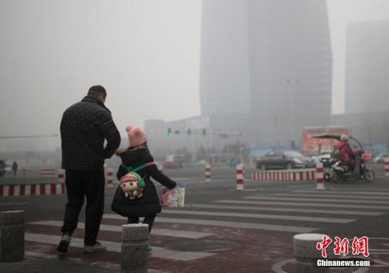 北京市民在雾霾中出行。<a target='_blank' href='http://www.chinanews.com/'>中新社</a>记者 刘关关 摄