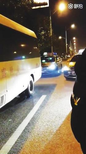 长沙多名学生坐中巴去机场遭出租车围堵 行程延误