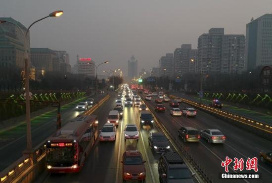 1月13日，北京二环路笼罩在雾霾中。<a target='_blank' href='http://www.chinanews.com/'>中新社</a>记者 刘关关 摄