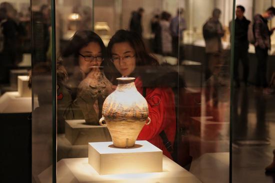 观众在参观国博内的文物展品。新华社记者黄扬摄