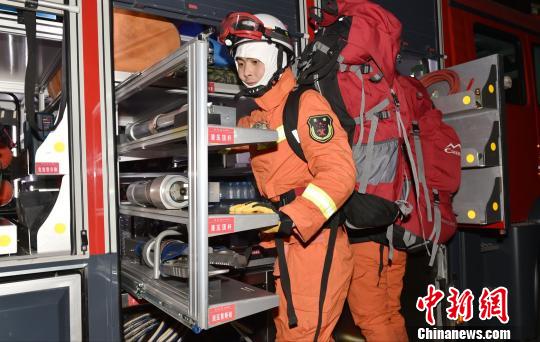 昌吉州消防部门正在检查救援设备。　洪文乐 摄