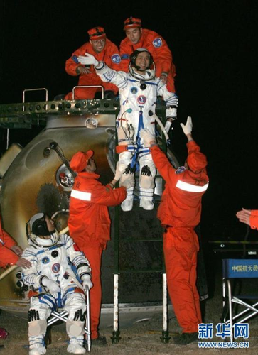 2005年10月17日，神舟六号返回舱在内蒙古四子王旗中部草原成功着陆，首先出舱的航天员费俊龙看着聂海胜出舱。新华社记者 王建民 摄 图片来源：新华网