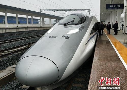 资料图：动车运行：由九江开往衢州的G1462次高铁列车驶入鄱阳站。 中新社记者 姜涛 摄