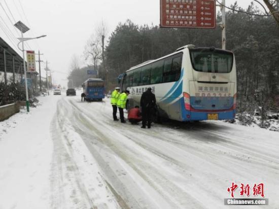 资料图：湖北宜昌遇强降雪，路政交警“保畅总动员”。 李开明 摄