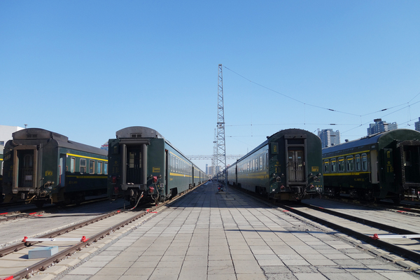 1-停在北京车辆段等待检修的一列列火车