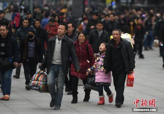 资料图：春运临近，重庆火车北站南广场上大量的旅客踏上返乡路。陈超 摄