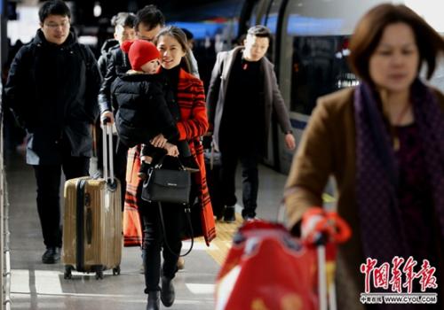 　2月1日，全国春运第一天，北京南站站台，一位母亲抱着孩子准备上车。中国青年报·中青在线记者 陈剑/摄