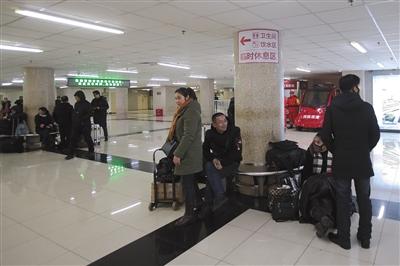 　昨日，乘客在北京西站临时候车区候车。
