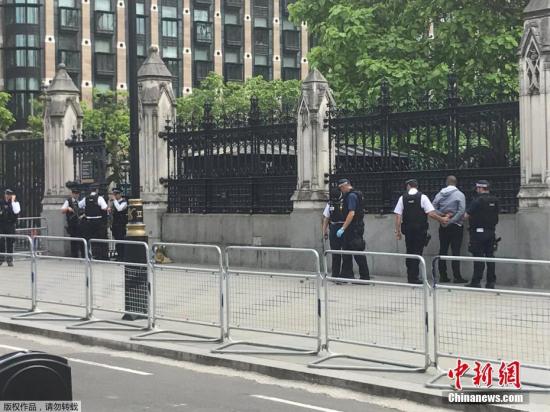 资料图片：英国议会大厦外。