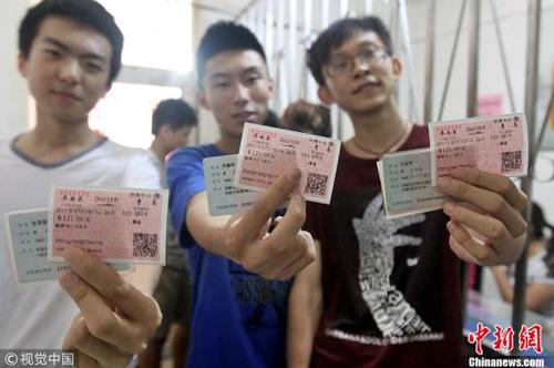 资料图：市民展示实名制火车票。 (王晓峰 摄 图片来源：视觉中国)
