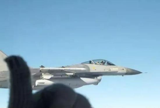 ▲资料图片：北约国家的F-16对俄罗斯苏-34战斗轰炸机进行跟踪监视。