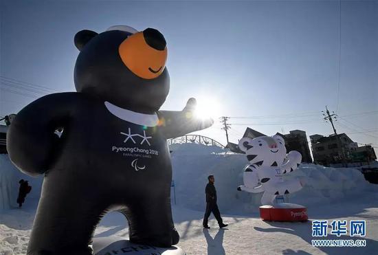 ▲2月7日在韩国平昌奥林匹克公园里拍摄的2018年冬奥会和冬残奥会吉祥物。