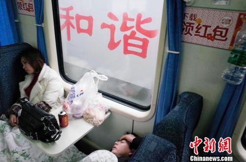 列车过了秀山站后，许多硬座上的旅客可以平躺下好好休息。　殷立勤 摄