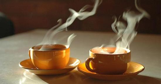 研究：喝热茶还吸烟喝酒 更易患食道癌