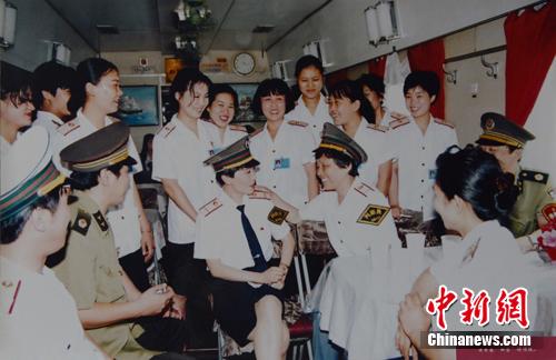 七十年代，老车长张敏媛到列车上讲传统。 沈铁 供图