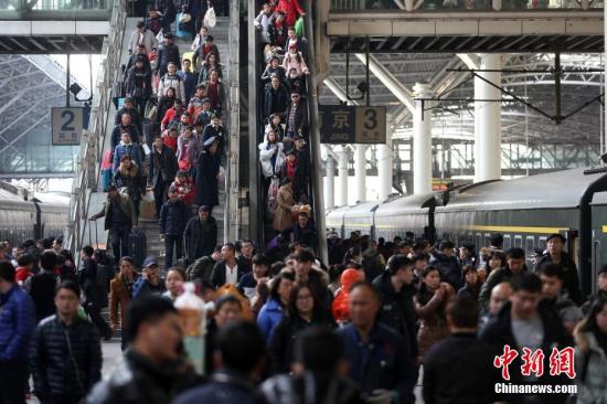 2月13日，大批旅客在南京火车站乘坐火车出行。<a target='_blank' href='http://www.chinanews.com/'>中新社</a>记者 泱波 摄