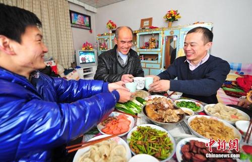 资料图：除夕夜，辽宁省葫芦岛市民在家中与家人享受丰盛的年夜饭。<a target='_blank' href='http://www.chinanews.com/'>中新社</a>发 于海洋 摄