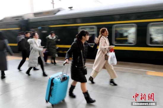 2月14日，正值春运高峰，旅客在站台上脚步匆匆。 <a target='_blank' href='http://www.chinanews.com/'>中新社</a>记者 王中举 摄