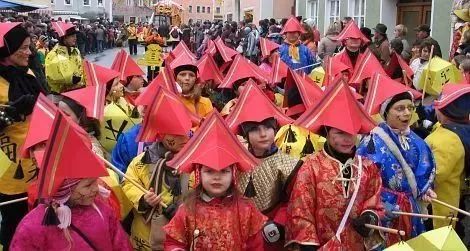 这个德国小镇居民自称是中国人 还在春节狂欢游行