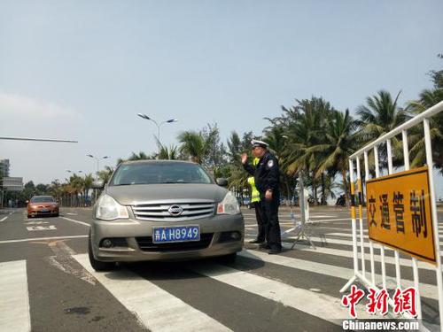 2月21日，海口滨海大道与永万路路口，交警实行交通管制。　尹海明 摄