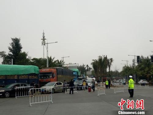 2月21日，海口新海港附近，仍有大批车辆滞留，等待过海。　尹海明 摄