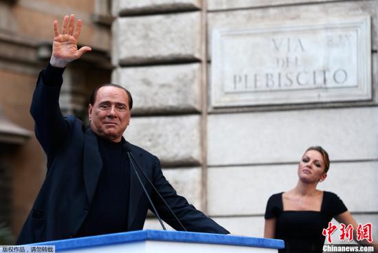 当地时间2013年8月3日报道，意大利罗马，意大利前总理贝卢斯科尼涉及旗下公司税务诈欺案，最高法院判刑4年。图为8月4日，贝卢斯科尼在抗议其欺诈案定罪的游行集会中。