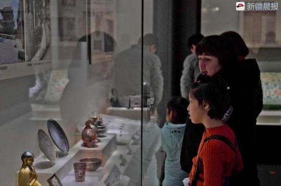 2月22日，新疆博物馆，不少家长带着孩子参观藏品。